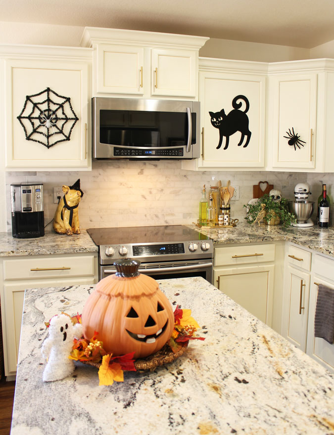 https://www.astrollthrulife.net/wp-content/uploads/2023/09/Kitchen-Halloween_4246-1.jpg